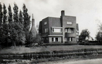 Voorgevel en zijgevel woonhuis.
<br/>
Particuliere collectie, zonder jaartal